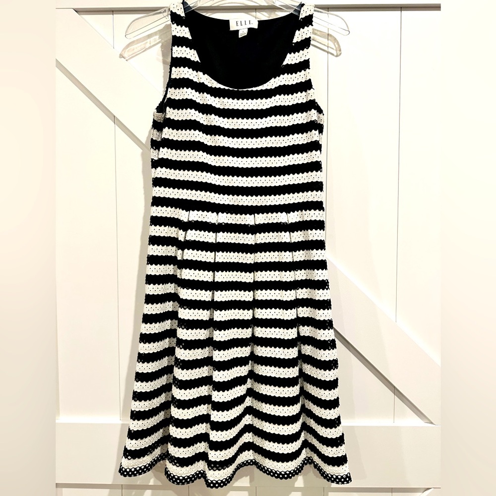 Black/white sleeveless dress